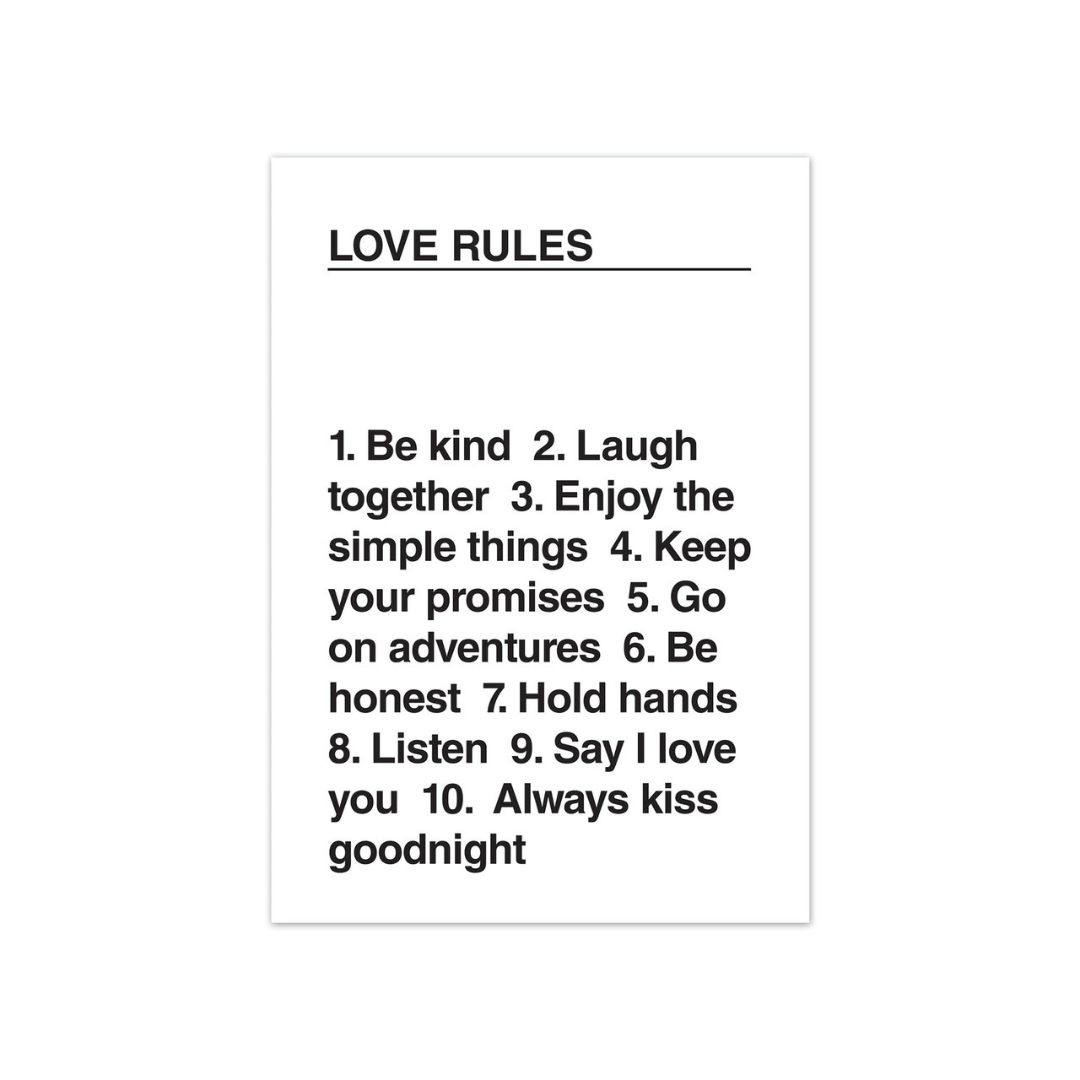 Minimalistiška atvirutė su 10 atspausdintų meilės taisyklėmių anglų kalba.